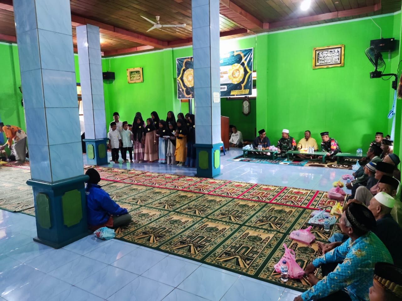Satgas Pamtas Yonif 726/Tml sembari melaksanakan anjangsana dalam kegiatan majelis taklim, tidak lupa menyempatkan waktu untuk memberikan edukasi