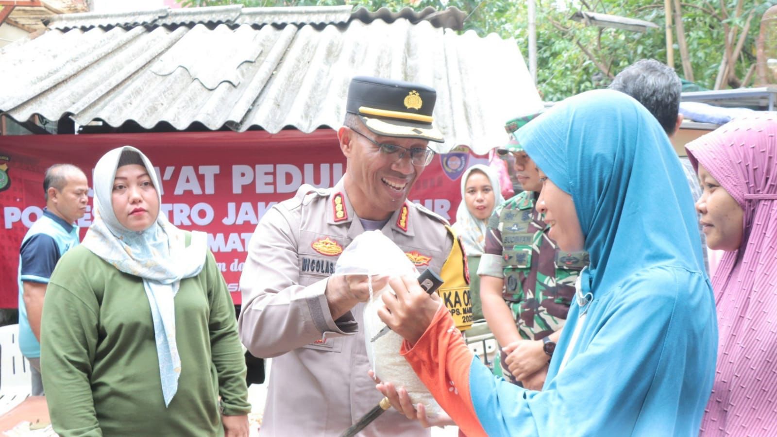 Kapolres Metro Jakarta Timur Kombes Pol. Nicolas Ary Lilipaly memimpin kegiatan Jumat Curhat bersama warga Kelurahan Utan Kayu Utara